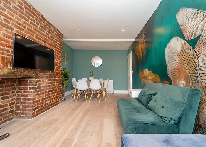 Sunny 2 Bedroom Flat Moments Away From Brighton Beach Sleep 6