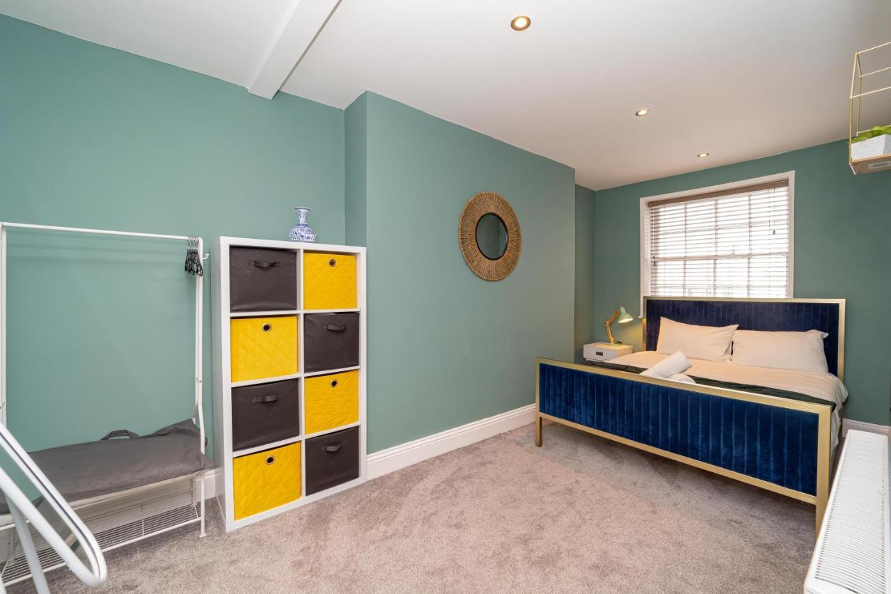 Sunny 2 Bedroom Flat Moments Away From Sleep 6