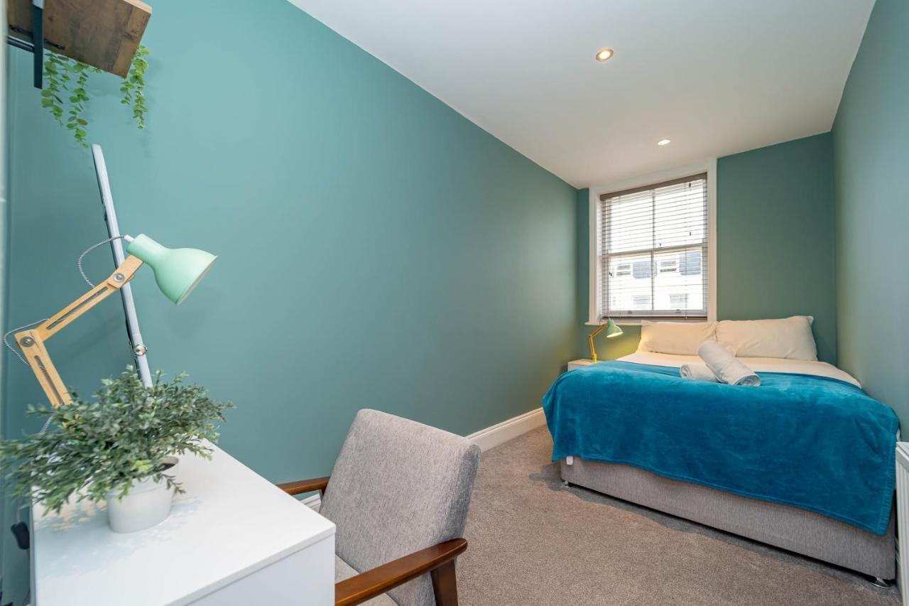 Sunny 2 Bedroom Flat Moments Away From Sleep 6